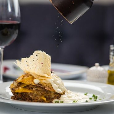 Côte d'Azur : L'Art de Vivre en Bord de Mer, une Table à la Fois